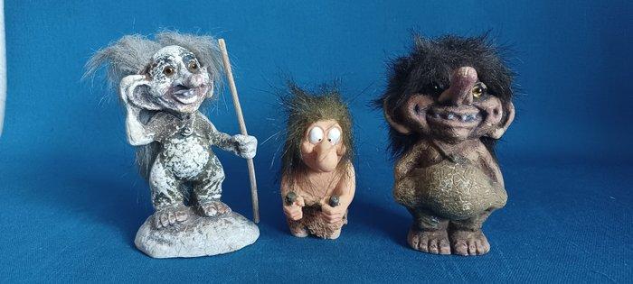 Nyform - Figuur - Nyform - Trolle / Familiensammlung - auf, Antiek en Kunst, Antiek | Overige Antiek