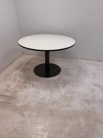Ahrend ronde moderne kantoortafel wit antraciet kolom beschikbaar voor biedingen