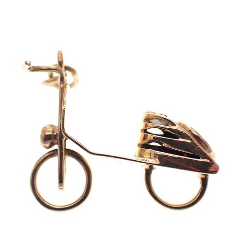 Gouden hanger van een oude brommer (vespa, scooter), Sieraden, Tassen en Uiterlijk, Bedels, Gebruikt, Overige merken, Goud, Ophalen of Verzenden