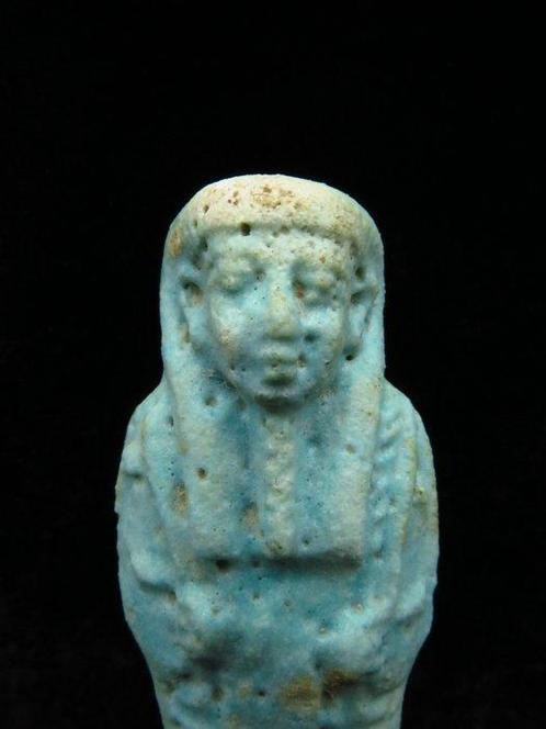 Oud-Egyptisch Faience Ushabti die een schoffel en een, Antiek en Kunst, Antiek | Overige Antiek