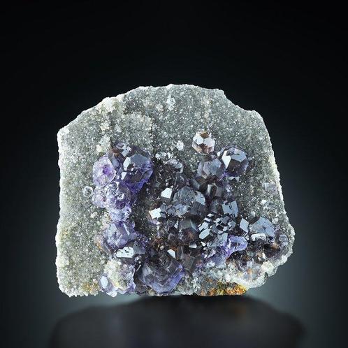 144g Zeldzame TANZANIET FLUORIET met KWARTS-exemplaar uit de, Verzamelen, Mineralen en Fossielen