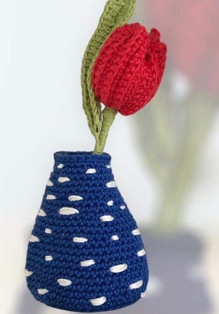 Haakpakket byClaire Delfts blauw vaasje met geribbelde tulp, Hobby en Vrije tijd, Breien en Haken, Breien of Haken, Nieuw, Wol of Garen