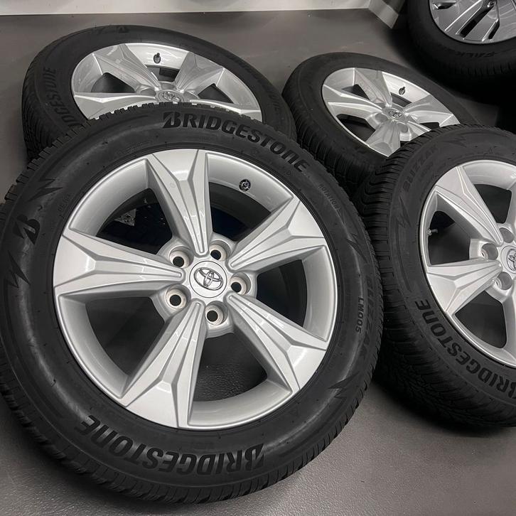 4x 8mm Winterset Orig C-HR Corolla Cross UX 17 inch TPMS, Auto-onderdelen, Banden en Velgen, 17 inch, Winterbanden, 215 mm, Personenwagen