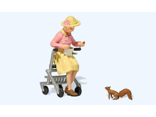 Preiser 44945 Alte Dame mit Rollator, Eichhörnchen füttern, Hobby en Vrije tijd, Modelbouw | Figuren en Diorama's, Nieuw, Ophalen of Verzenden