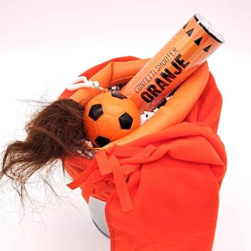 Miss Bucket -  Oranje Shawl beschikbaar voor biedingen