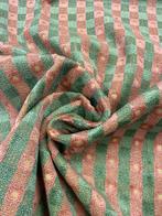 Handgeweven fluwelen stof met een dicht geweven structuur en