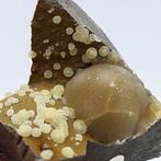 Gele calciet sferisch op donkere basalt, Italië Kristallen, Verzamelen, Mineralen en Fossielen