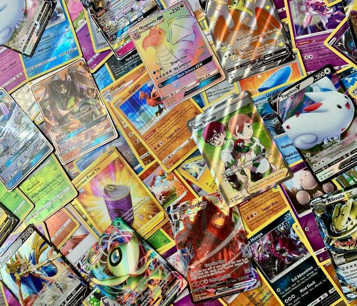 Glimmende Schatten Wachten - Ontdek Onze Pokémon Bundels!, Hobby en Vrije tijd, Verzamelkaartspellen | Pokémon, Meerdere kaarten