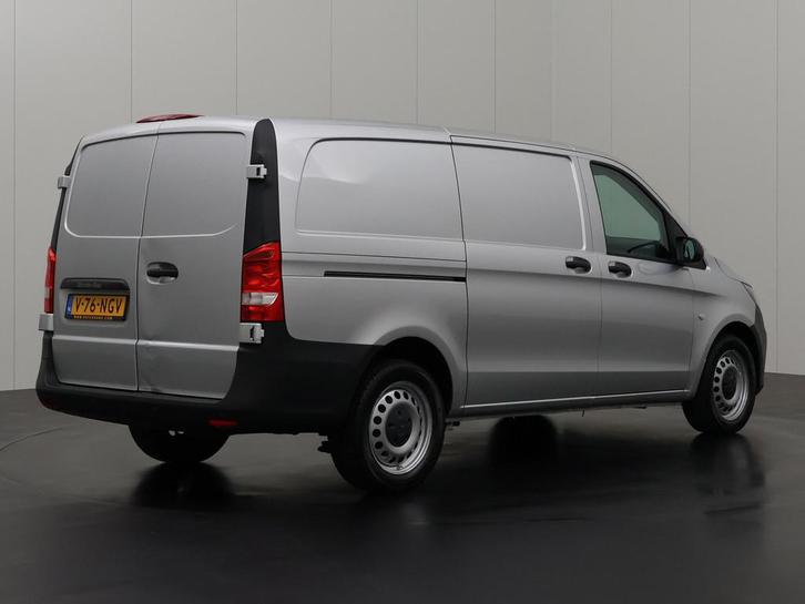 Mercedes Vito Bestelbus L2 H1 2022 Diesel Automaat, Auto's, Mercedes-Benz, Dealer onderhouden, Te koop, Zwart, Automaat, Financial lease