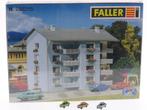 Schaal N Faller 232295 flatgebouw met 3 autos #5515, Hobby en Vrije tijd, Modeltreinen | N-Spoor, Ophalen of Verzenden, Zo goed als nieuw
