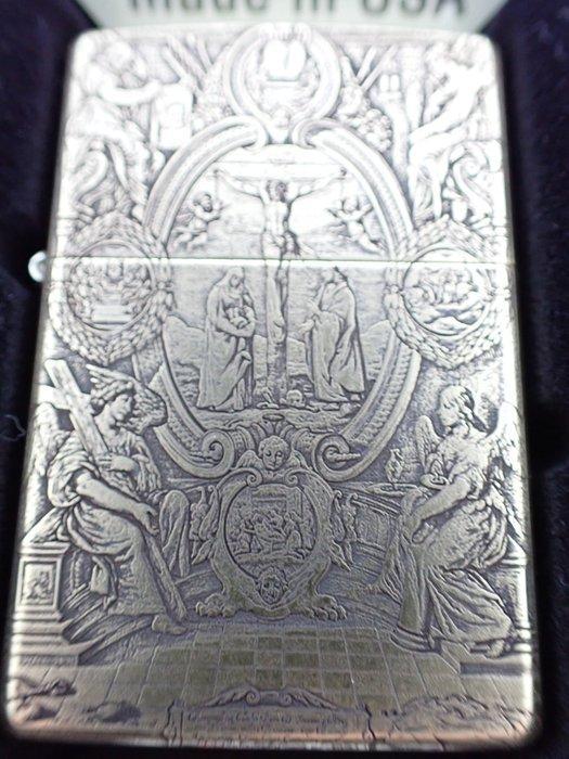 Zippo - Zippo Custom - Crucifixion with the Virgin and Saint, Verzamelen, Rookartikelen, Aanstekers en Luciferdoosjes