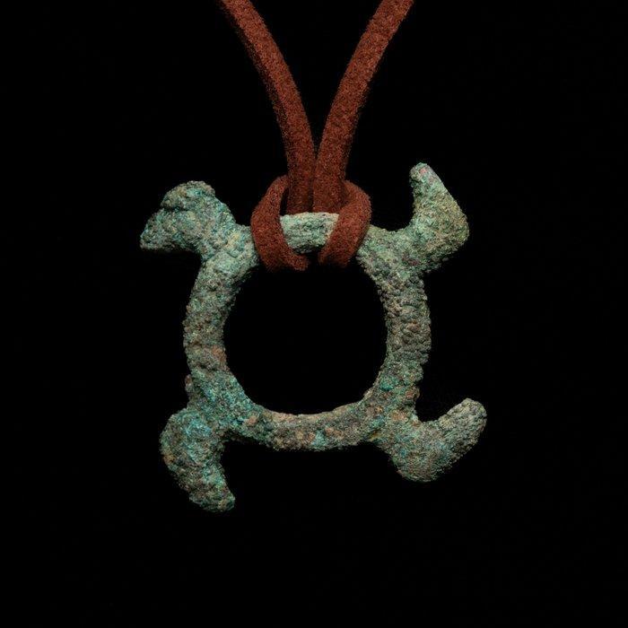 Viking periode Brons Amulet with Four Stylized Raven Heads -, Antiek en Kunst, Antiek | Overige Antiek