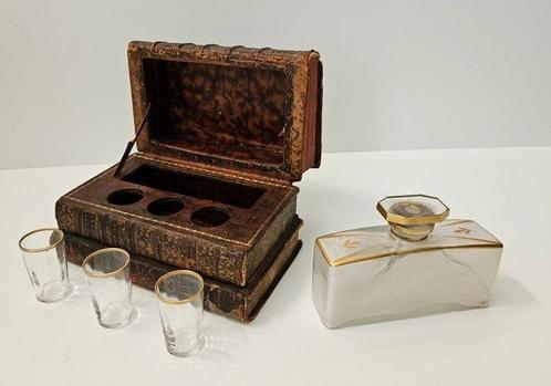 Faux book met geheime - Drinkset - Hout - Glas, Antiek en Kunst, Curiosa en Brocante