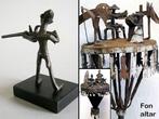 Drie bronzen Fon-altaarfiguren en 3 manillas – Benin #2313