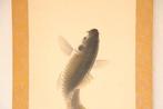 Hangkende scroll: Prachtige karper die uit het water springt