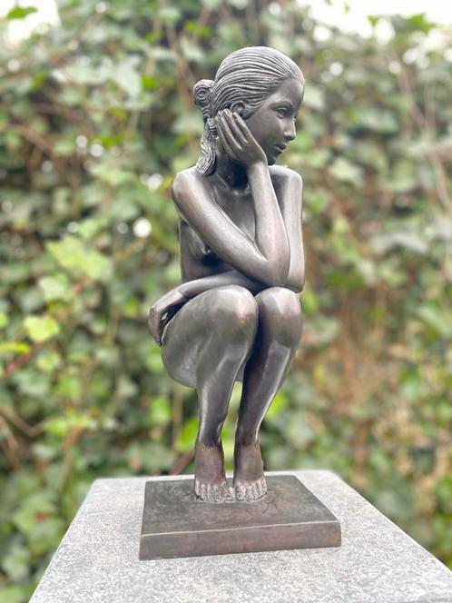 Brons Beeld Zittend Naakt Vrouw - Sculptuur - 37x15x19cm, Tuin en Terras, Tuinbeelden, Mensenbeeld, Nieuw, Metaal, Verzenden