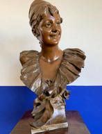 Georges Van der Straeten - sculptuur, Young girl unmasked -