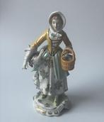 Sitzendorf - Beeldje - fermière à loie et au panier -