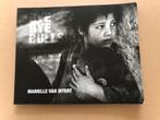 Fotoboek Mariëlle van Uitert - De laatste dagen Afghanistan, Ophalen of Verzenden, Gelezen