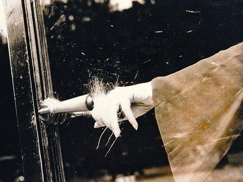 Lee Miller (1907-1977) - Exploding Hand (Guerlain Shop, Antiek en Kunst, Kunst | Designobjecten