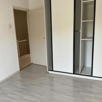 Woonruimte antikraak met balkon en parkeermogelijkheid beschikbaar voor biedingen
