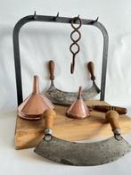 Een smeedijzer rek met haken om droogworsten op te hangen,