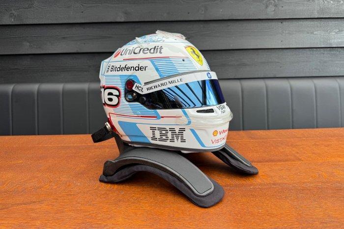 Ferrari - Charles Leclerc - 2025 - Replica helmet with HANS, Verzamelen, Automerken, Motoren en Formule 1