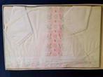 Tafelkleed met 12 servetten met witte borduursels -