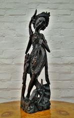 XL Balinese Danseres met traditionele kledij, bloemen en