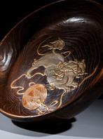 Kom - Hout, Lacca - Een grote lakkom met een gouden shishi, Antiek en Kunst