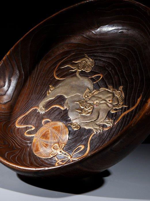 Kom - Hout, Lacca - Een grote lakkom met een gouden shishi, Antiek en Kunst, Antiek | Overige Antiek