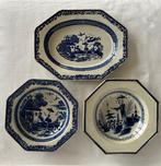 Antieke schaal en twee borden met japonisante decoraties -
