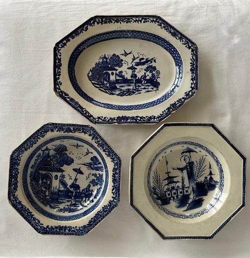 Antieke schaal en twee borden met japonisante decoraties -, Antiek en Kunst, Antiek | Glas en Kristal