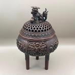 Wierookbrander, ondertekend door Sano Ksai  - Koper,