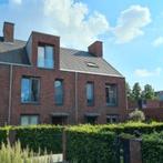 Tussenwoning met tuin, eigen parkeerplaats en drie..., 50 m² of meer, Maastricht