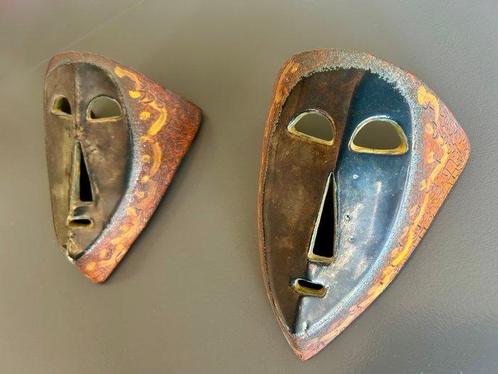 Twee maskers van keramiek uit Accolay, art brut, jaren 60 -, Antiek en Kunst, Curiosa en Brocante
