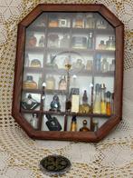 Themacollectie - Collectie kleine parfums in de vitrine en