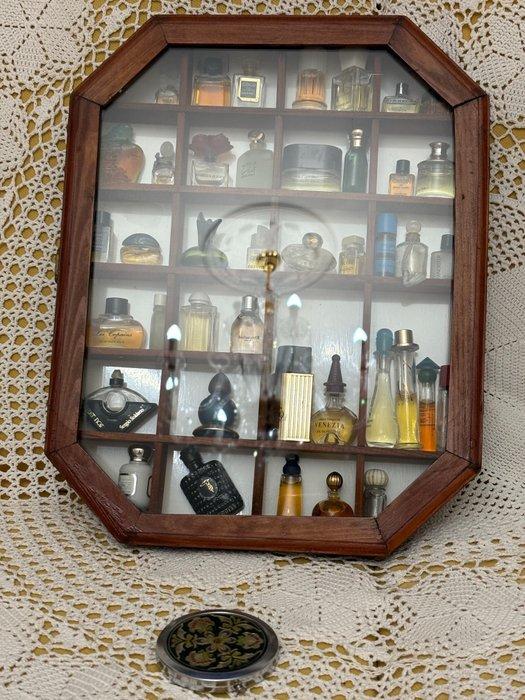 Themacollectie - Collectie kleine parfums in de vitrine en, Antiek en Kunst, Curiosa en Brocante