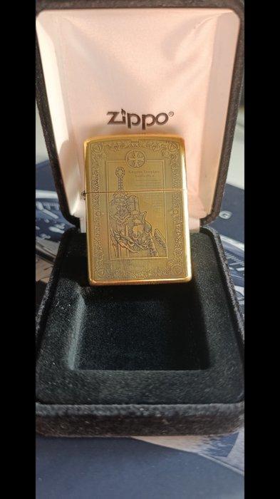 Zippo, Knights Templars Gold Willis it - Zonder Minimumprijs, Verzamelen, Rookartikelen, Aanstekers en Luciferdoosjes