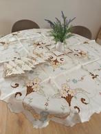 Tafelkleed - 140 cm - 135 cm - Handgevoerd geborduurd, Antiek en Kunst, Antiek | Kleden en Textiel