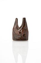 Een fraaie en grote netsuke van buxushout in de vorm van een