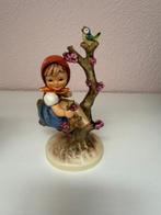Hummel - M.I. Hummel - Figuur - Mädchen auf Ast mit Vogel -, Antiek en Kunst