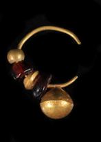 West-Aziatisch Goud Oorbellen met granaat., Antiek en Kunst