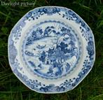 Een Chinese blauw-wit achtvormige schaal, bord. Goede