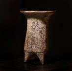 Oud Azië, Terracotta geëpigrefeerde tripod LI-vaas, samen