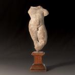 Oud-Romeins kalkstenen acephalus torso van Eros, 26 cm hoog