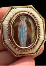 Mysterieuze gotische Victoriaanse speld, brons en keramiek;