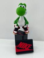 Beeldje - Yoshi Super Mario - Nike Air Jordan Off-White -, Antiek en Kunst