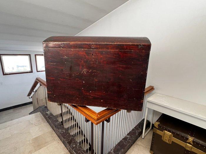 Important solid wood travel trunk, Northern Italy, late 19th, Antiek en Kunst, Curiosa en Brocante