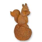A RUSTY CAST IRON FIGURINE OF A SQUIRREL ON A CHESTNUT, Verzenden